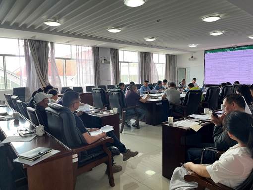 会议室里的人们 描述已自动生成