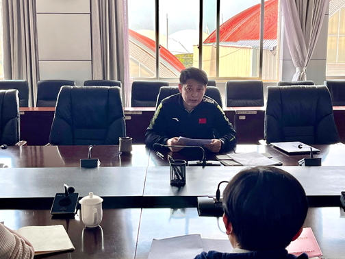 图片包含 人, 室内, 男人, 笔记本 描述已自动生成