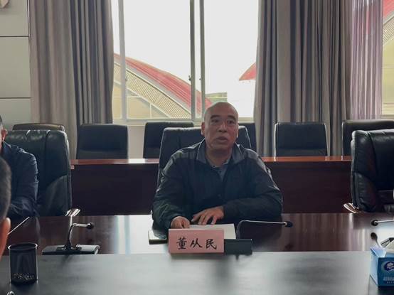 图片包含 窗户, 室内, 人, 桌子 描述已自动生成